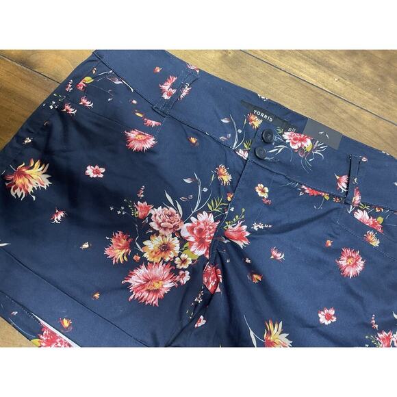 Torrid Sateen Short Cuffed Hems Stretchy Sheeny Navy Floral Size 10 NWT - Picture 4 of 12